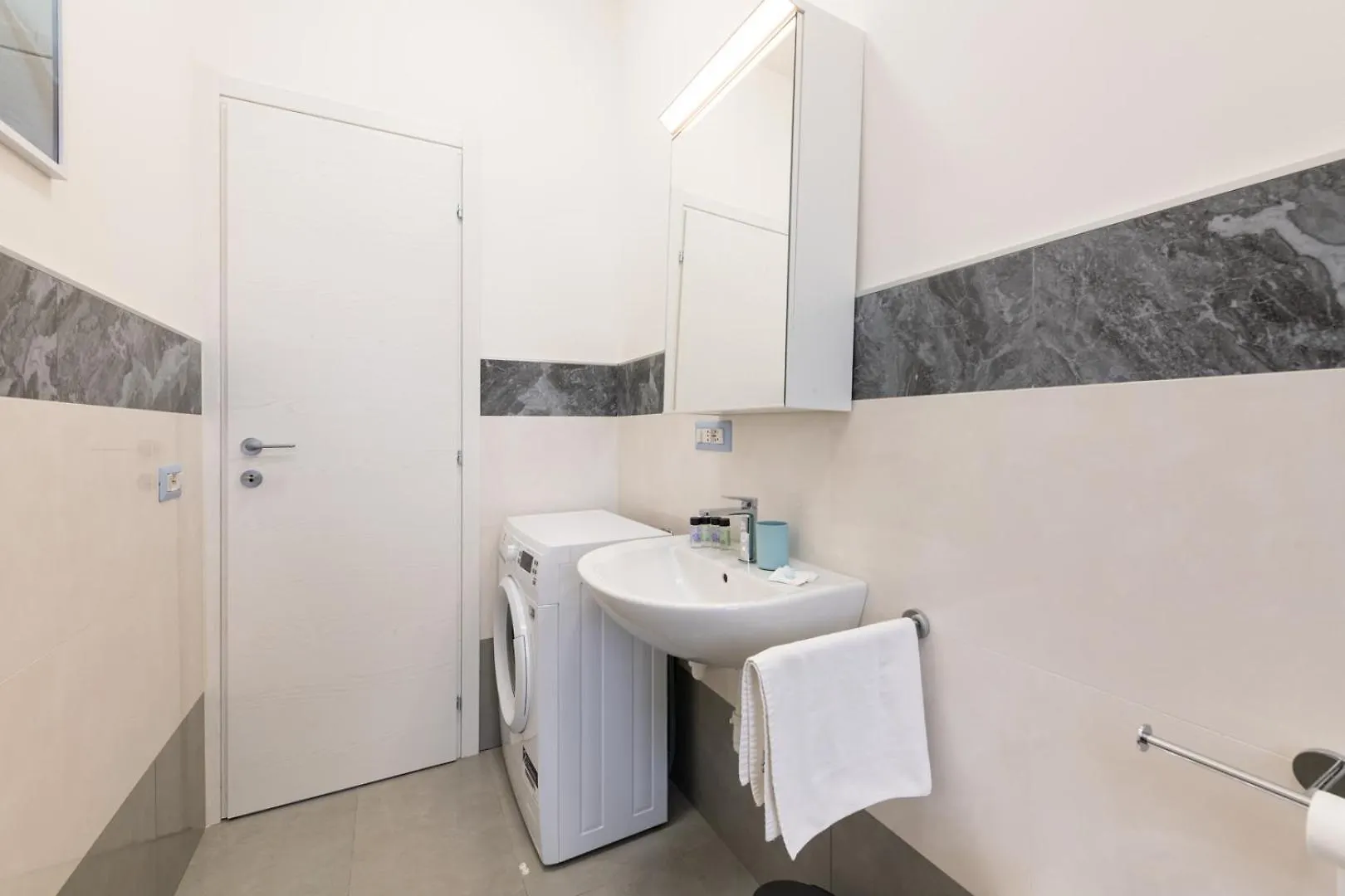 Metro M3 - 10 Min Duomo - Cozy Apt W Balcony And Ac Milánó Apartman